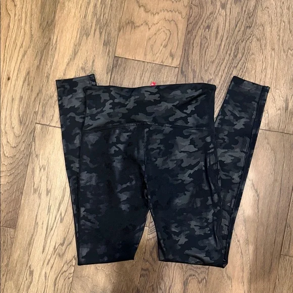 Spanx High-Waist Camo Leggings size large - Picture 3 of 4
